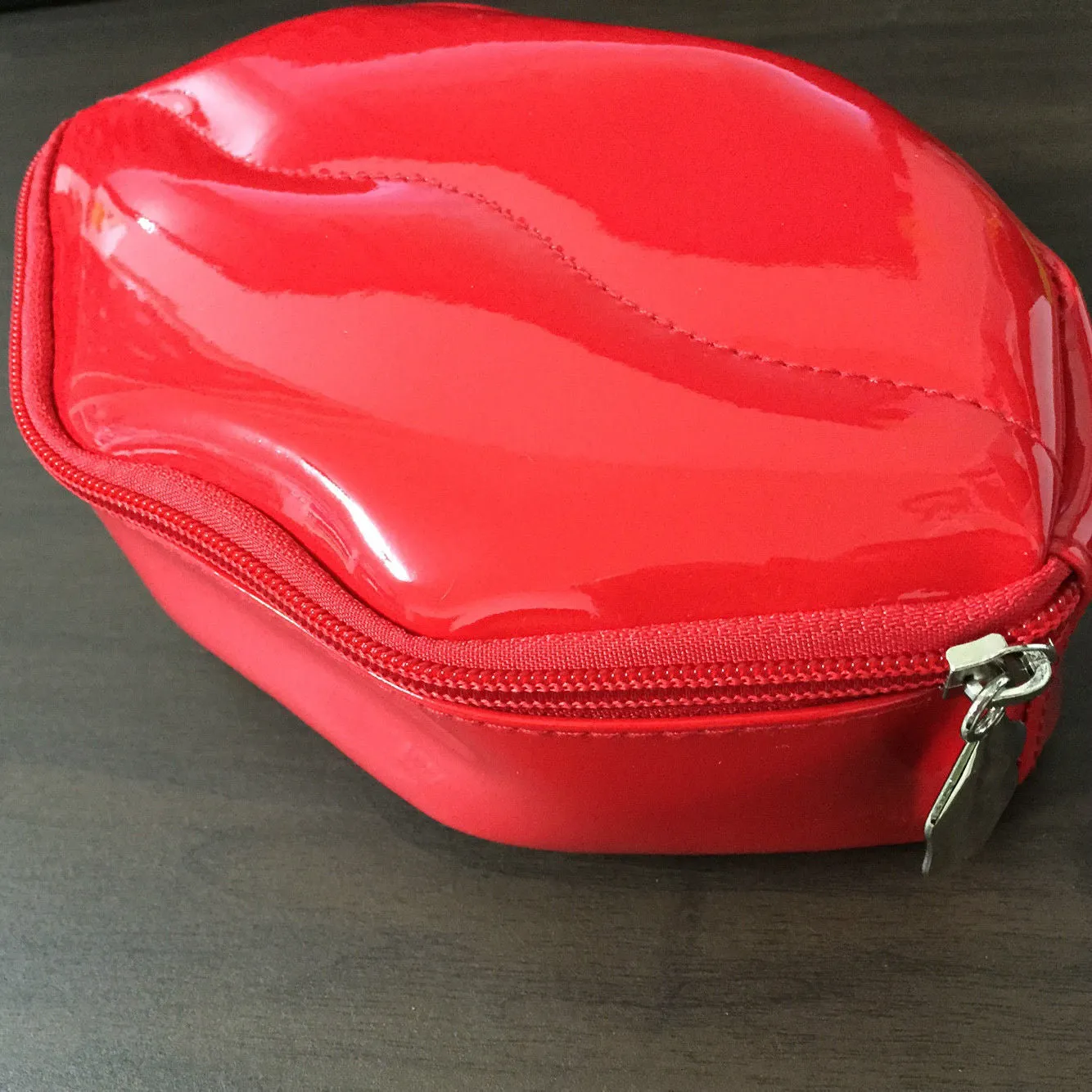 2018 New sexy lips PVC messenger bag fashion female comestic bag lips shape women make up bag handbags party purse